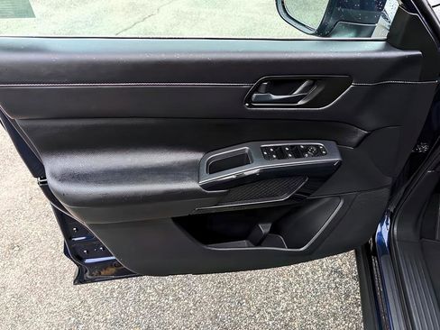 Used 2025 Nissan Pathfinder SV AWD/4WD image 48