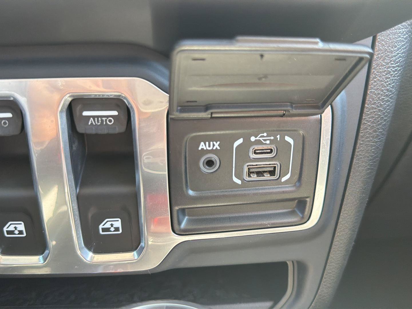 Used 2018 Jeep Wrangler Sport AWD/4WD image 17