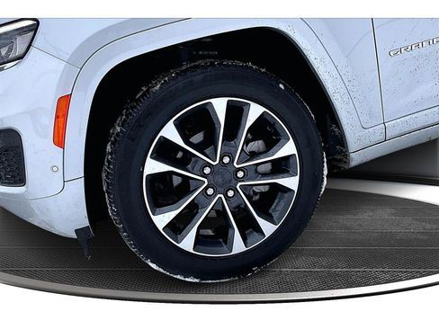 Certified 2025 Jeep Grand Cherokee Overland w/ Luxury Tech Group IV image 10