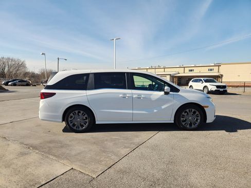New 2026 Honda Odyssey Touring image 7