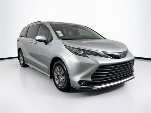Certified 2025 Toyota Sienna XLE image 10