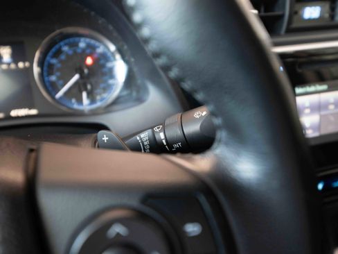 Used 2018 Toyota Corolla SE image 14