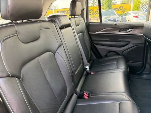 Used 2023 Jeep Grand Cherokee Limited w/ Luxury Tech Group II AWD/4WD image 28