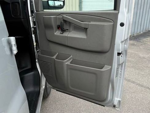 Used 2016 Chevrolet Express 3500 Extended RWD image 16