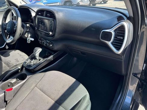 Used 2023 Kia Soul LX w/ LX Technology Package image 16