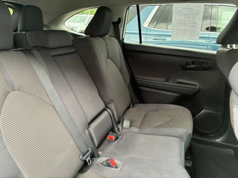 Used 2021 Toyota Highlander L FWD image 18
