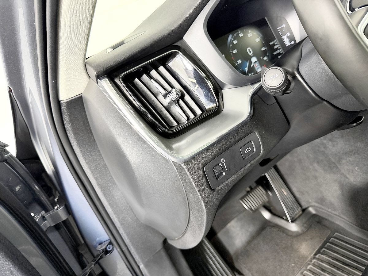 Used 2019 Volvo XC60 T5 Momentum w/ Premium Package AWD/4WD image 32