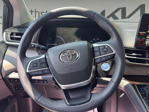 Used 2023 Toyota Sienna XLE FWD image 12