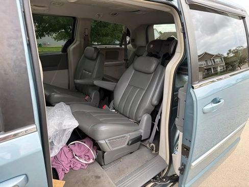 Used 2010 Chrysler Town & Country Touring FWD image 14