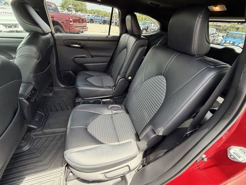 Used 2023 Toyota Highlander XSE AWD/4WD image 17