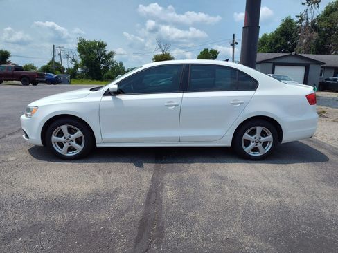 Used 2011 Volkswagen Jetta TDI FWD image 2