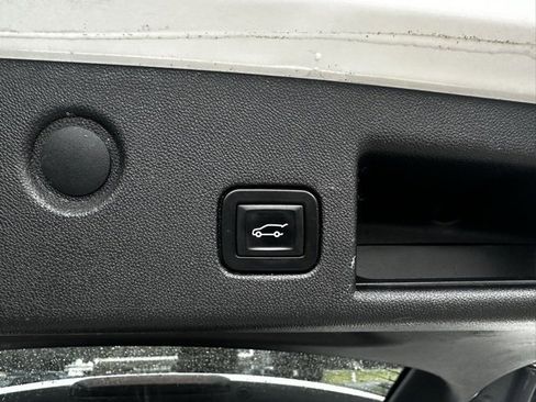 Used 2018 Chevrolet Equinox LT w/ Sun & Infotainment Package image 16