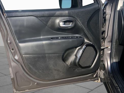 Used 2018 Jeep Renegade Altitude FWD image 21
