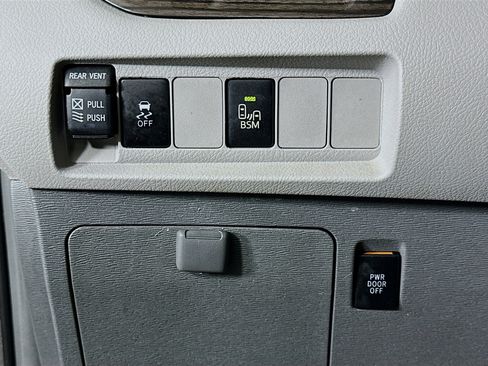Used 2015 Toyota Sienna XLE FWD image 17