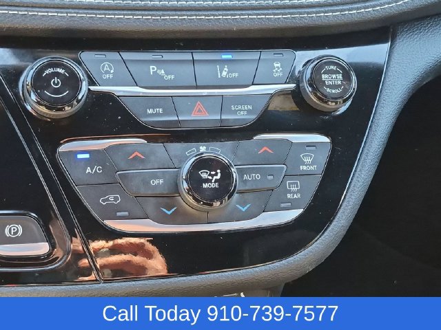 Used 2022 Chrysler Pacifica Touring FWD image 25