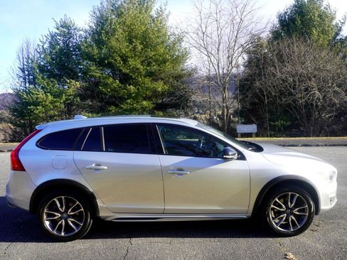 Used 2018 Volvo V60 T5 Cross Country w/ Convenience Package image 7