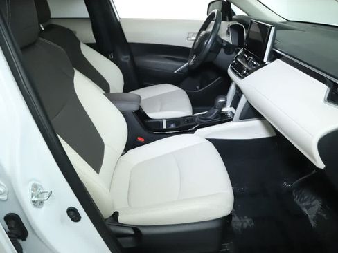 Used 2023 Toyota Corolla Cross XLE AWD/4WD image 34