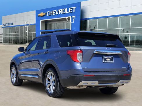 Used 2021 Ford Explorer XLT w/ Equipment Group 202A image 4