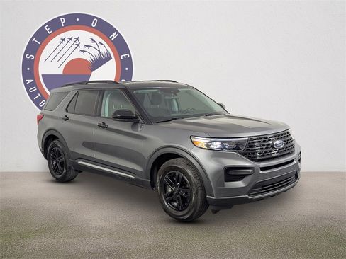 Used 2024 Ford Explorer XLT image 2