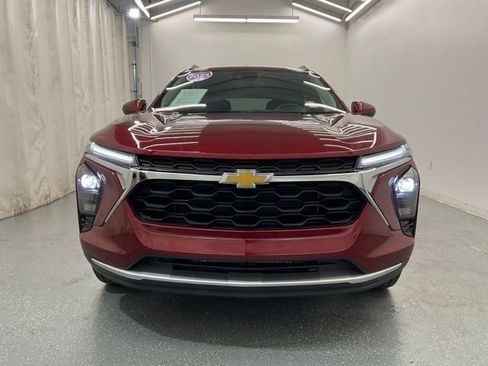 Used 2025 Chevrolet Trax LT w/ LT Convenience Package FWD image 3