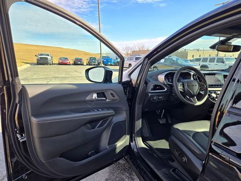 New 2026 Chrysler Pacifica Select image 9