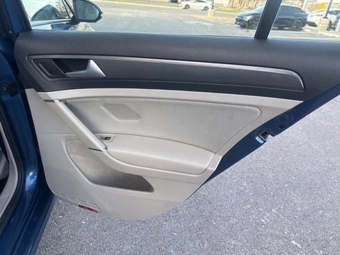 Used 2018 Volkswagen Golf S image 19