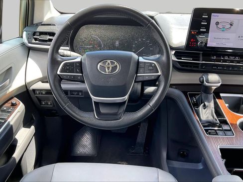 Used 2024 Toyota Sienna XLE FWD image 6