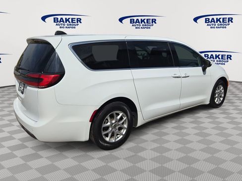 Used 2023 Chrysler Pacifica Touring-L FWD image 4