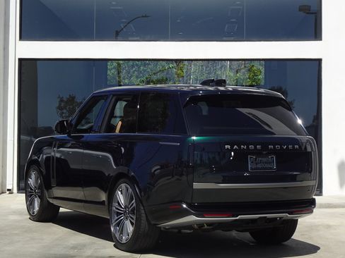 Used 2025 Land Rover Range Rover SE AWD/4WD image 4