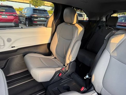 Used 2026 Toyota Sienna XLE FWD image 35