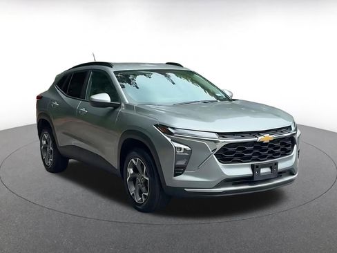 Used 2025 Chevrolet Trax LT FWD image 3