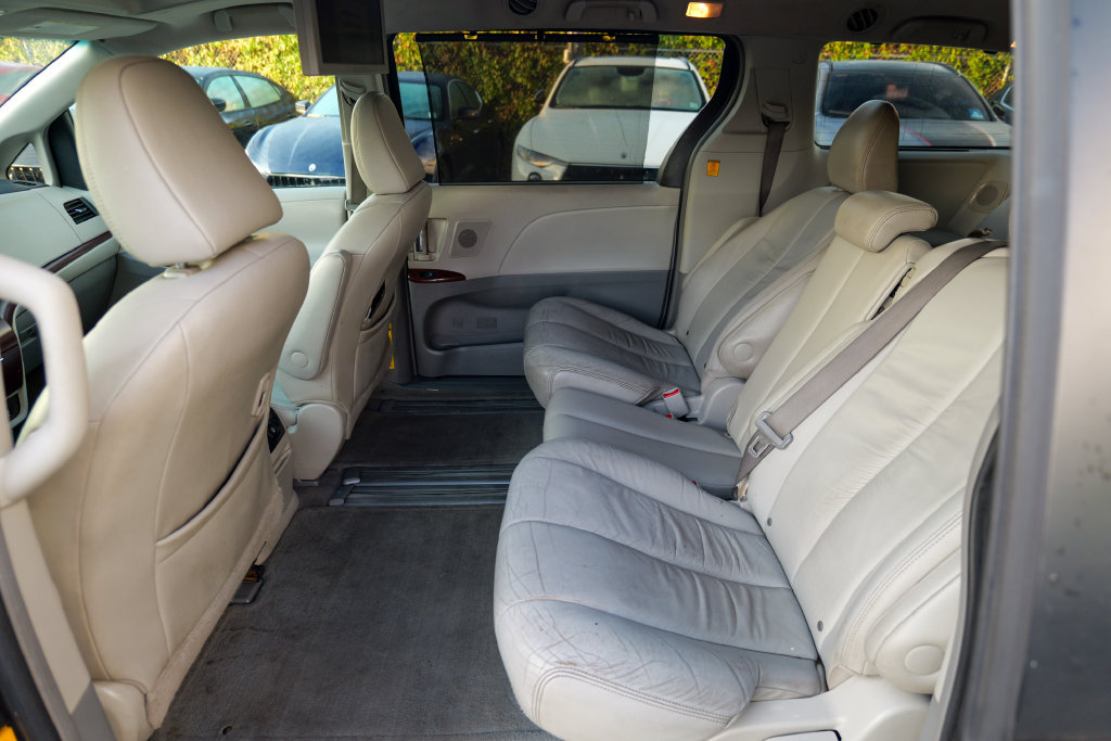 Used 2011 Toyota Sienna XLE w/ Premium Pkg FWD image 22