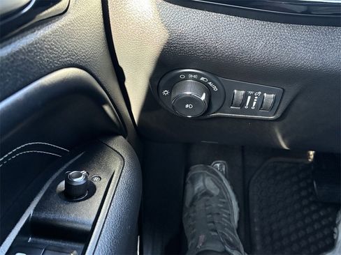 Used 2022 Jeep Compass Altitude w/ Sun and Sound Group image 18