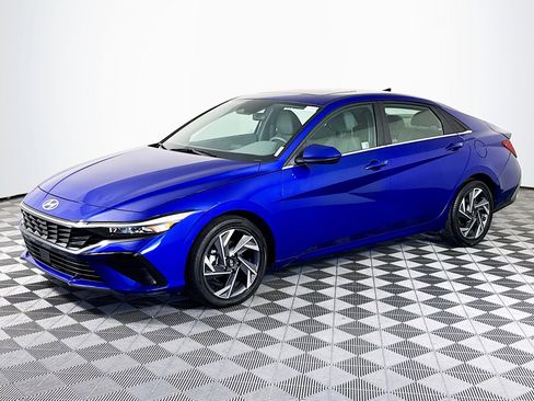 Used 2025 Hyundai Elantra SEL image 4