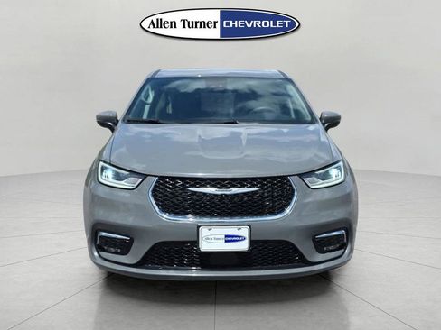 Used 2023 Chrysler Pacifica Touring-L FWD image 2