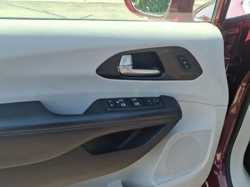 Certified 2020 Chrysler Pacifica Limited FWD image 9