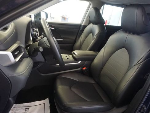 Used 2025 Toyota Highlander XLE FWD image 19