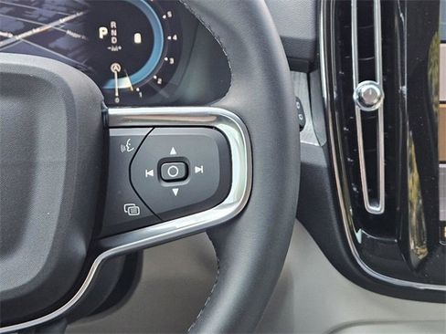 Certified 2025 Volvo XC40 B5 Ultra w/ Climate Package image 30