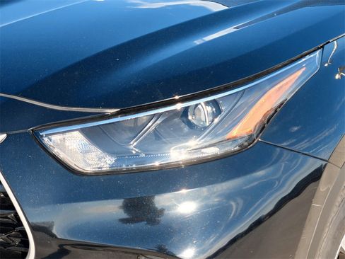 Used 2023 Toyota Highlander XLE image 3