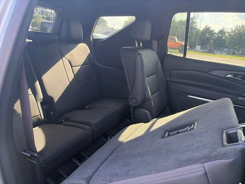 Used 2025 Chevrolet Traverse LT FWD image 14