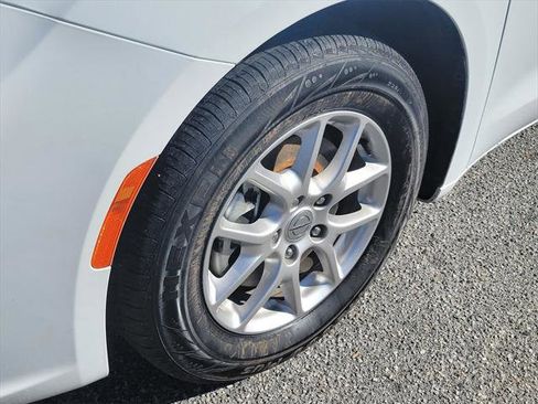 Certified 2023 Chrysler Pacifica Touring-L image 11