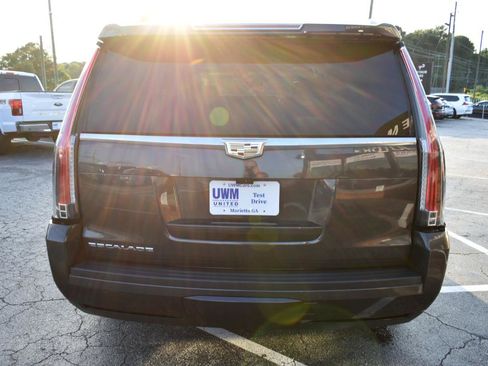 Used 2017 Cadillac Escalade Luxury AWD/4WD image 7