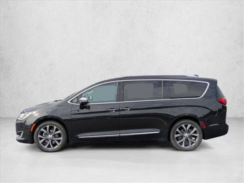 Used 2017 Chrysler Pacifica Limited FWD image 9
