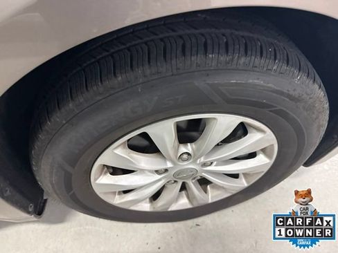 Used 2018 Chrysler Pacifica Touring-L FWD image 9