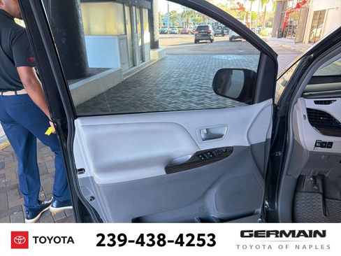 Used 2018 Toyota Sienna XLE w/ XLE Navigation Package image 17