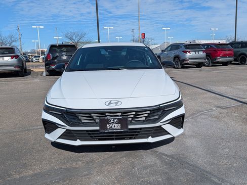 Certified 2025 Hyundai Elantra SEL image 8