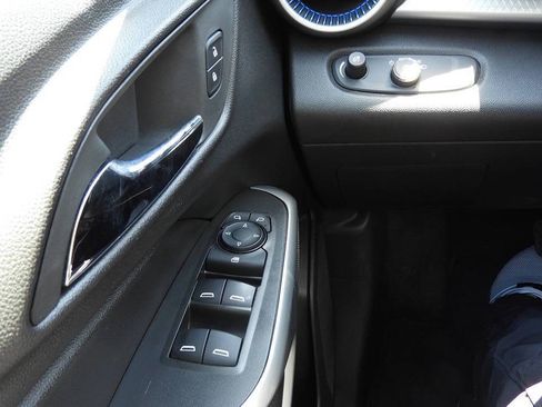 Used 2025 Chevrolet Trax LS w/ LS Convenience Package FWD image 19