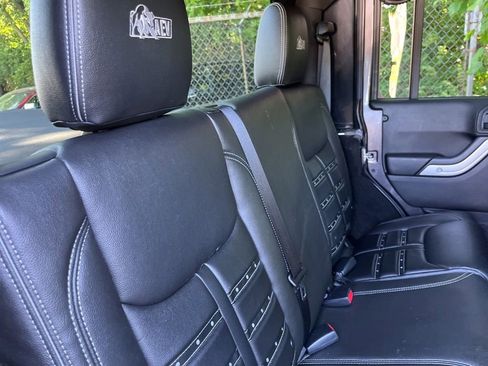 Used 2016 Jeep Wrangler Unlimited Rubicon w/ Connectivity Group AWD/4WD image 40