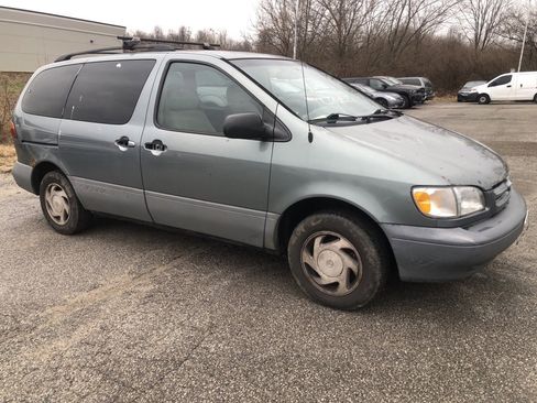 Used 2000 Toyota Sienna image 2