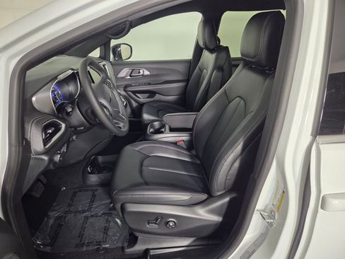 New 2026 Chrysler Pacifica Select FWD image 9